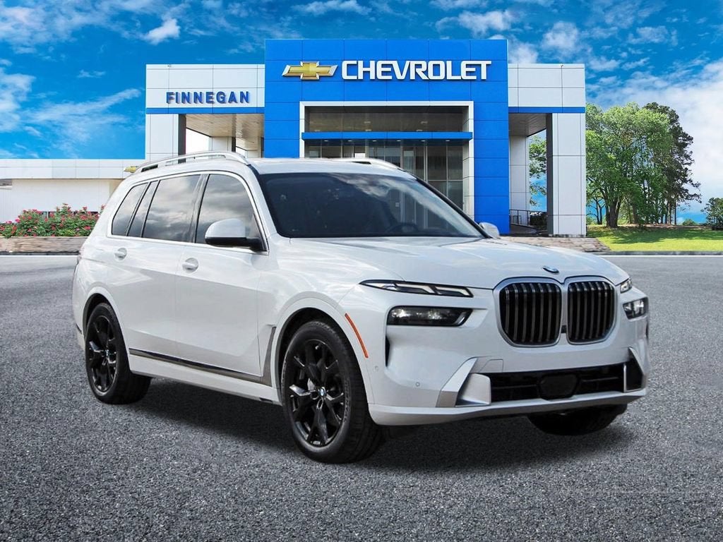 2025 BMW X7 xDrive40i in White — front three-quarter view